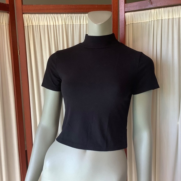 Forever 21 Women’s Black Cropped Knit Top Mock Neck Short Sleeve Size M - Picture 2 of 6